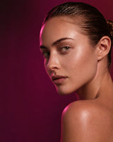 Línea RENEW de Mist Jewel para piel madura: rostro de mujer con piel firme y luminosa